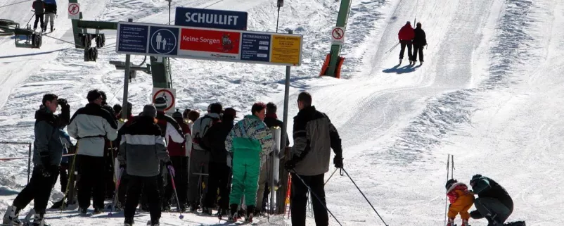 Skifahrer warten vor Bügellift
