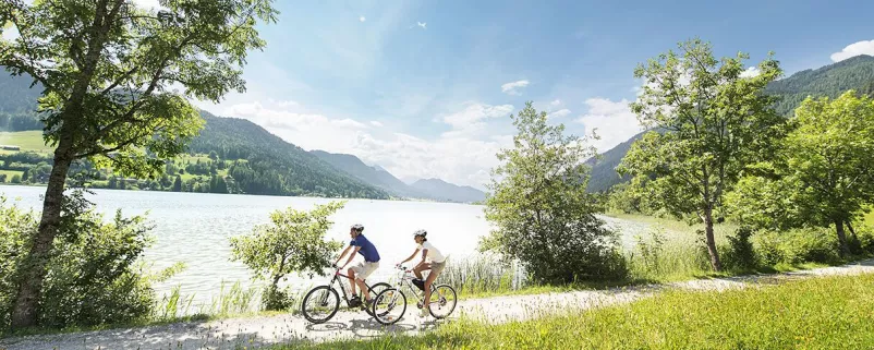 Fahrradfahrer auf Weg neben See