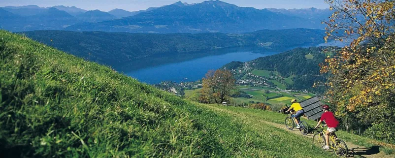 Blick von Berg auf Fluss und Natur