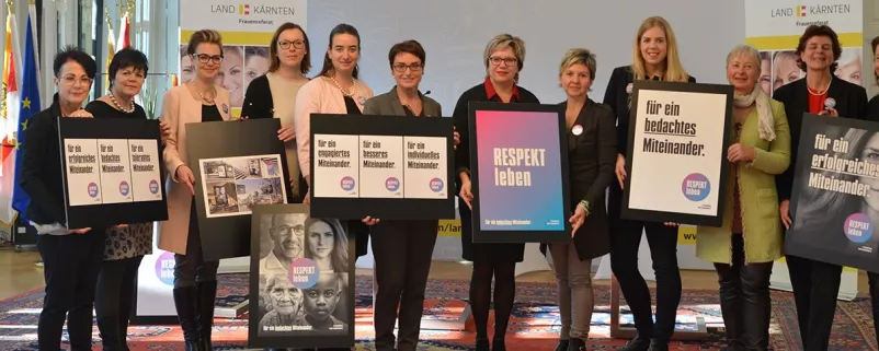 Kommunalpolitikerinnen mit Plakaten