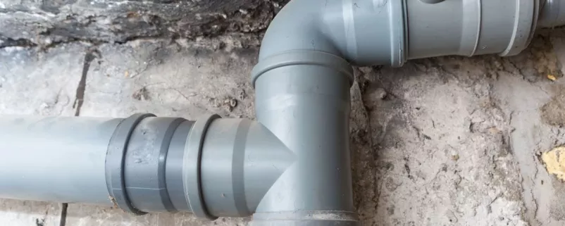 Wasserrohre zwischen Beton