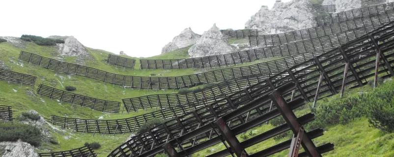 Lawinenverbauung in den Alpen