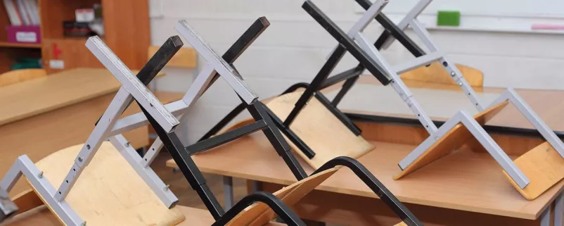 Stühle auf Schulbänken in der Schule