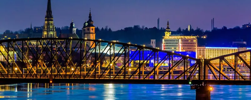 Blick auf Linz mit Brücke über Donau