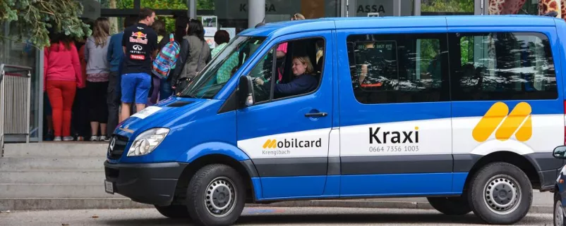 Gemeindetaxibus in Blau