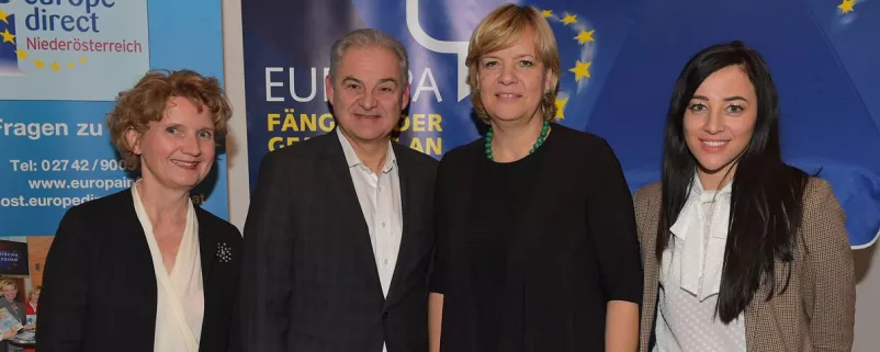 Kommunalpolitiker unterhalten sich zur EU und Gemeinden