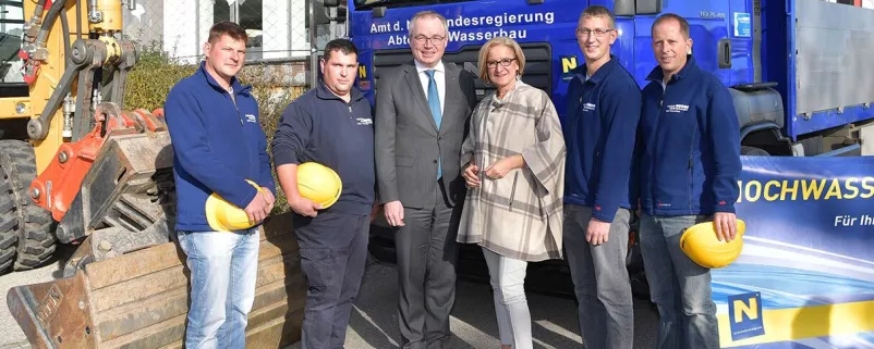 Mikl Leitner und andere Personen auf einer Baustelle