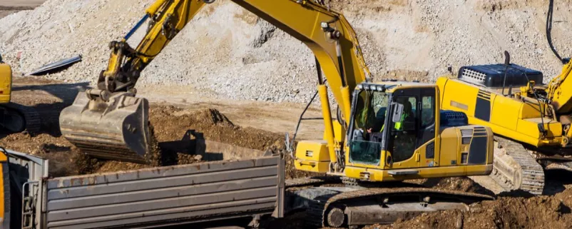 Bagger in Baugrube arbeitet