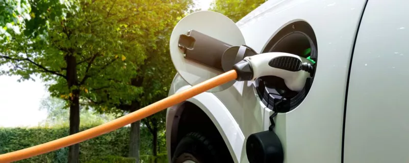 Auto an einer E-Tankstelle