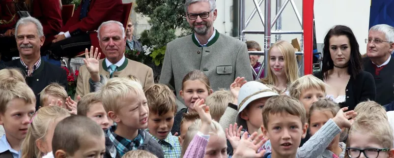 Kommuinalpolitiker mit Kindern