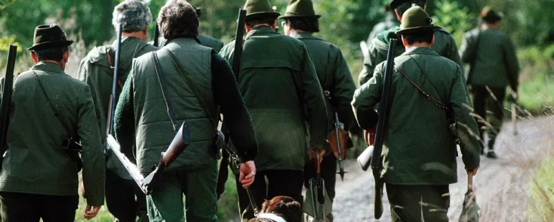 Gruppe von Jägern auf der Weg zur Jagd
