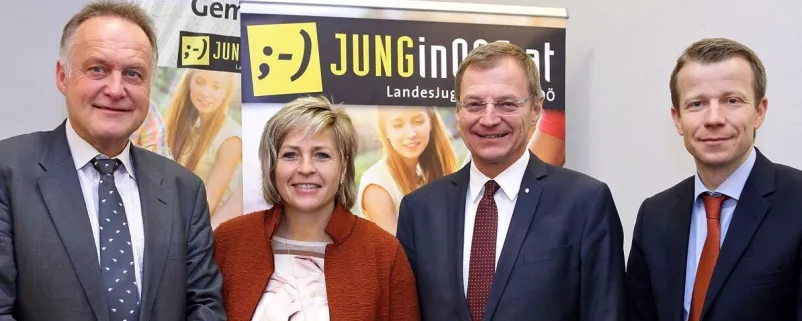 Politiker vor Jung-Plakat