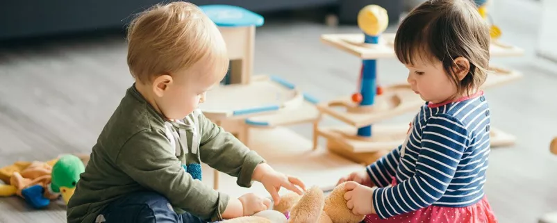 Zwei Kinder spielen im Kindergarten