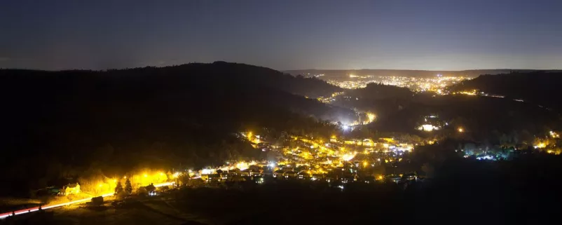 Dorf im Tal bei Nacht, aber hell erleuchtet