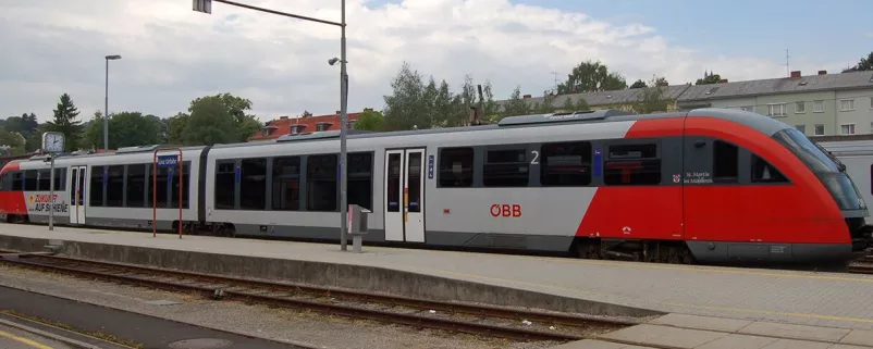 Zug der ÖBB an einem Bahnsteig