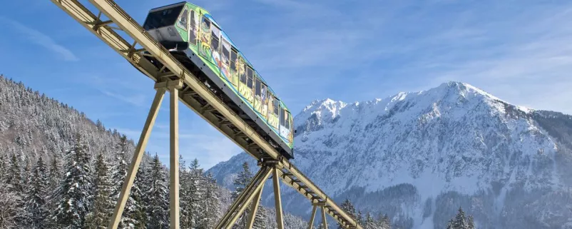 Hochbahn vor Bergkulisse