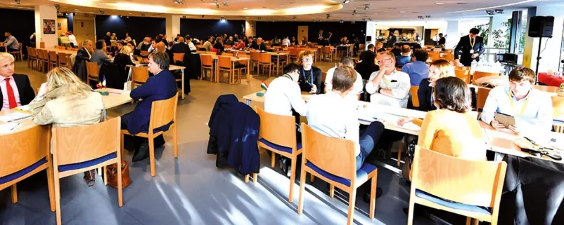 Großer Besprechungsraum voller Kommunalpolitikern
