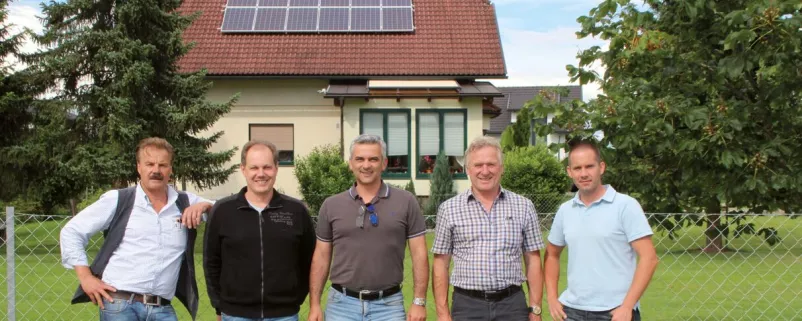 PV stehen vor Dach mit PV Anlage