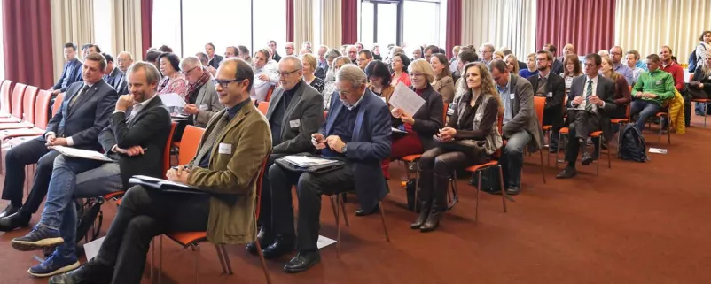 Personen hören einem Vortrag zu
