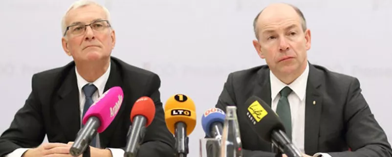 Politiker bei Pressekonferenz