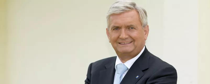 Alfred Riedl auf lächelndem Foto