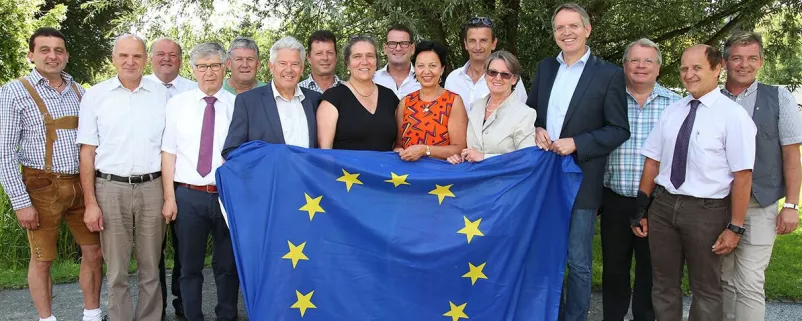 Kommunalpolitiker halten Europa-Flagge