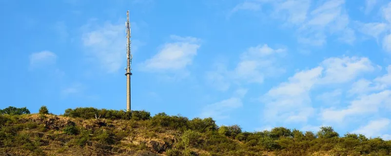 Funkmasten auf Hügel