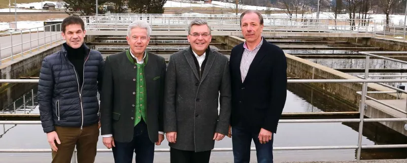 Kommunalpolitiker stehen in Kläranlage