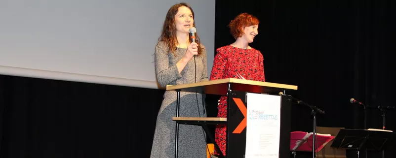 Zwei Frauen halten Rede auf Podest