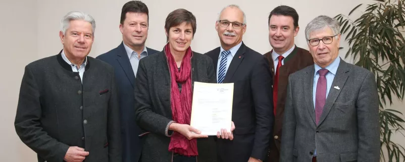 Salzburger Kommunalpolitiker mit Dokument