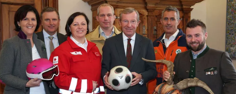 Gruppenfoto mit Sportutensilien