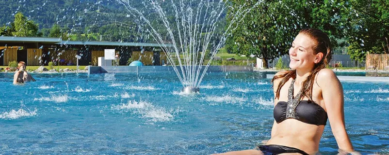 Frau genießt die Sonne in Schwimmbad