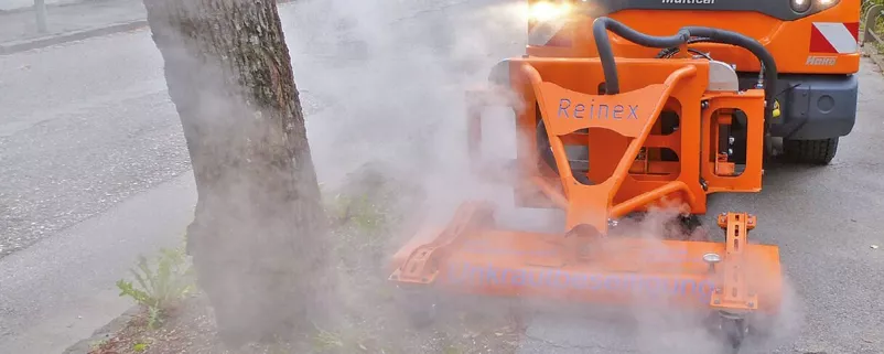 Kommunalfahrzeug bei der Arbeit