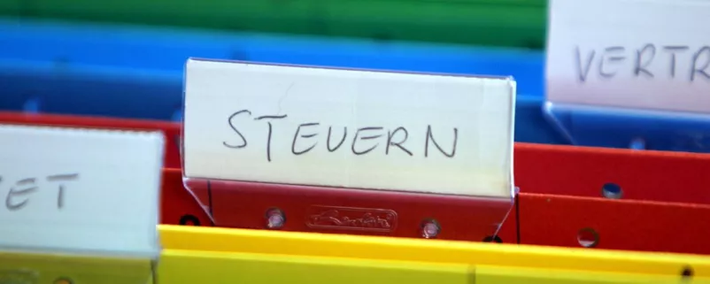 Akten mit Steuer-Beschriftung