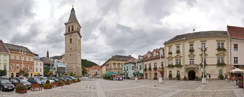 Stadtplatz und Kirche in der Steiermark