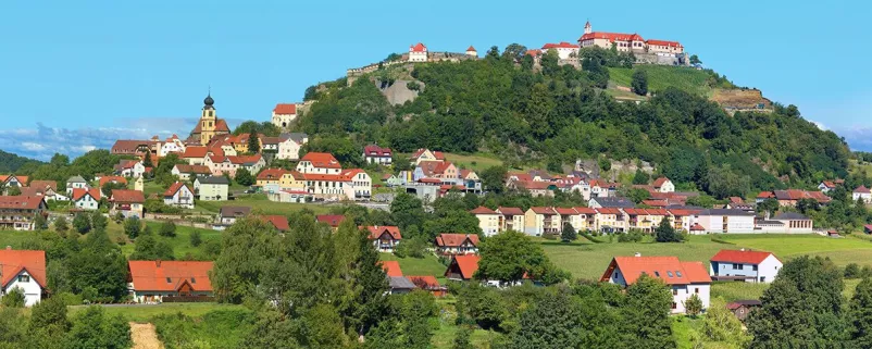 Steiermärkisches Dorf auf einem Hügel
