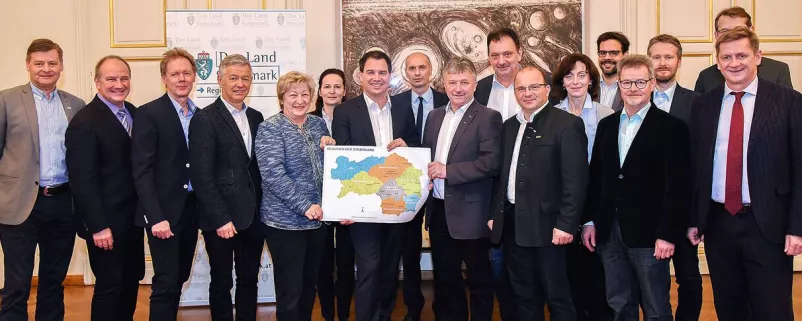 Politiker mit Karte der Steiermark