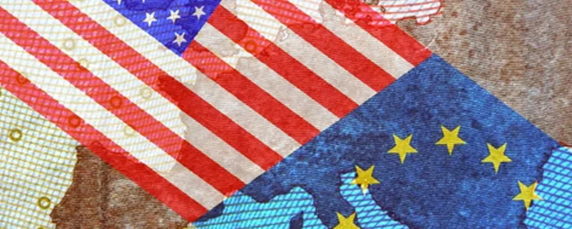 EU-Flagge und US-Flagge nebeneinander