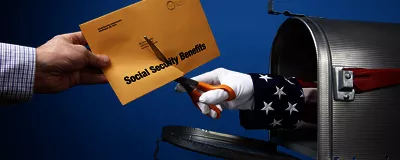 Schere reicht aus Postkasten und zerschneidet Brief