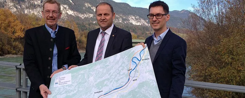 Tiroler Politiker mit Karte zum Wasserschutz