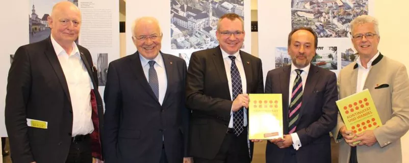 Kommunalpolitiker nehmen Ehrung zum Ortsbildschutz entgegen