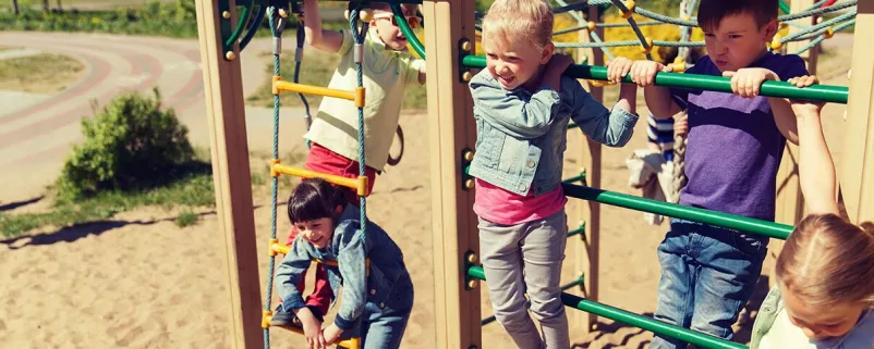 Kleine Kinder auf einem Spielplatz in Tirol