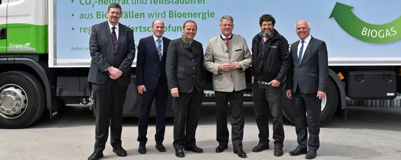 Politiker vor Biogas LKW