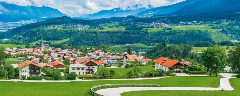 Blick auf Tiroler Dorf