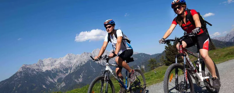 2 Radfahrer vor Bergkulisse