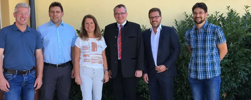 Bürgermeister, Tratter und Heimleiter bei Gruppenfoto