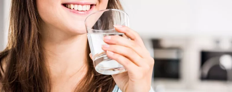 Frau mit Trinkwasserglas