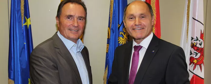 Sobotka und Bieler vor Flaggen