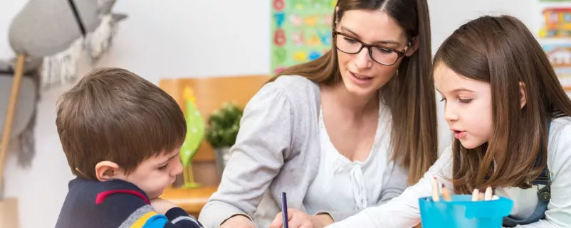 Lehrerin arbeitet mit Schülern in Vorarlberg