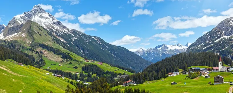 Blick auf Berglandschaft in Vorarlberg